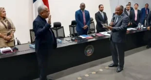 Luis Eduardo Camacho Lidera Comisión de Gobierno Tras Votación Divide Oposición