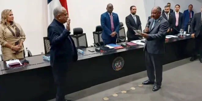 Luis Eduardo Camacho Lidera Comisión de Gobierno Tras Votación Divide Oposición
