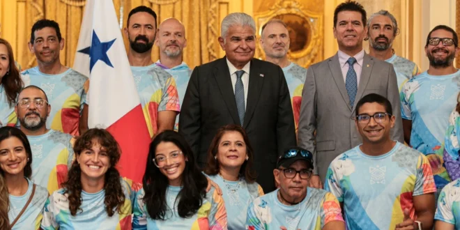 Mulino entrega pabellón nacional a Selección de Va'a que competirá en Mundial de Brasil