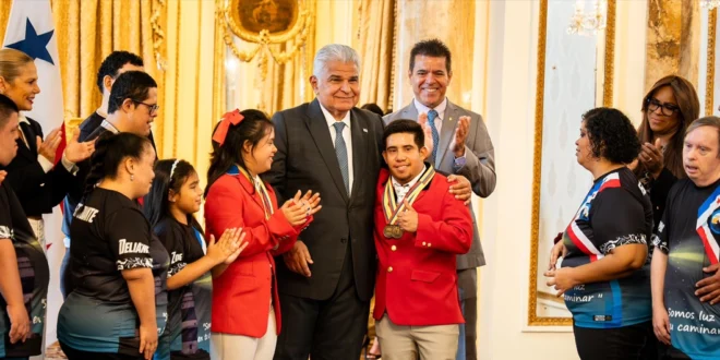 Presidente Mulino recibe a medallistas de oro en equitación David y Alesia por su triunfo internacional