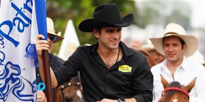 Santiago de Veraguas se Viste de Fiesta: Una Cabalgata Histórica con David Virzi yunior como Abanderado