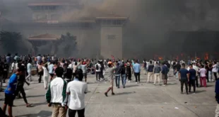 Nepal en Crisis: Manifestantes Incendian el Parlamento y Residencias de Políticos Tras la Renuncia del Primer Ministro