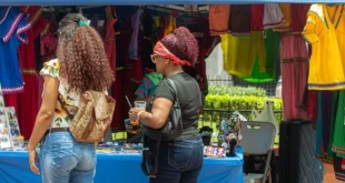 Plaza Catedral se viste de colores con la indumentaria Ngäbe