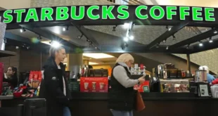 Starbucks Cierra Cientos de Tiendas y Despide a 900 Empleados en un Plan de Reestructuración
