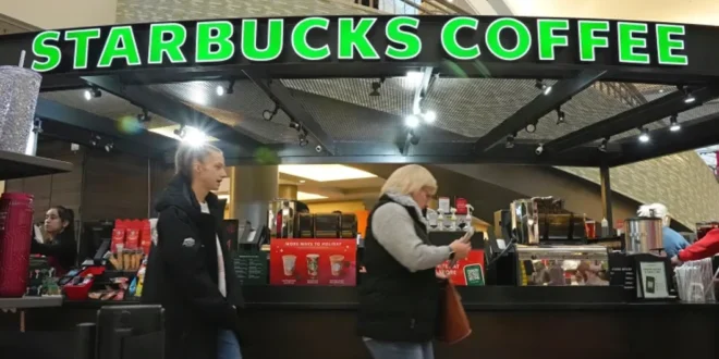 Starbucks Cierra Cientos de Tiendas y Despide a 900 Empleados en un Plan de Reestructuración