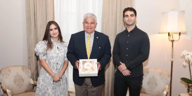 Jóvenes emprendedores presentan a Presidencia “El Pan de Mulino”