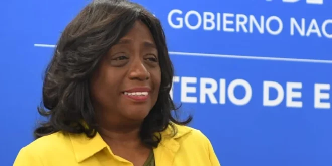 Ministra Lucy Molinar Pide Paciencia Ante Licitación de Laptops para Estudiantes y Docentes en Panamá