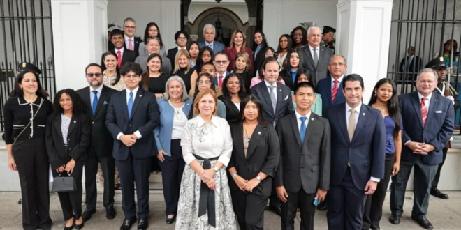 Mulino preside el primer Gabinete Estudiantil: jóvenes asumen roles ministeriales en el Palacio de las Garzas