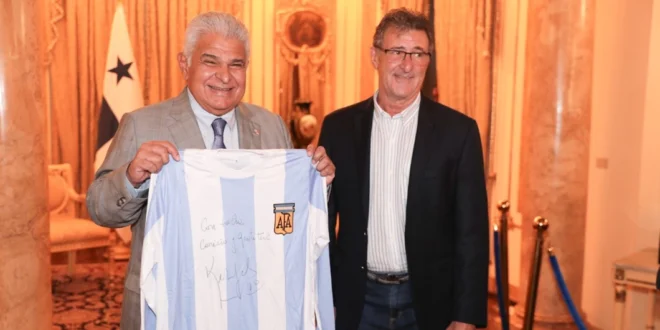 Presidente Mulino recibe a Mario Kempes, leyenda del fútbol argentino