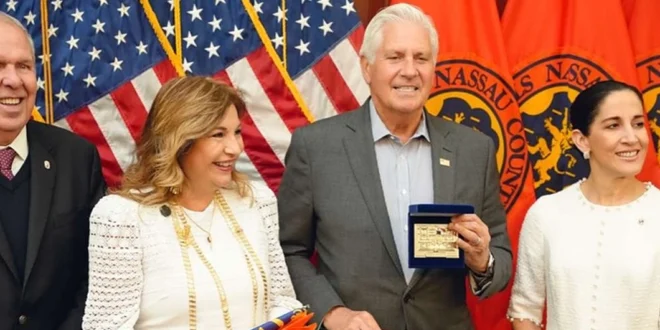 Primera Dama Maricel Cohen recibe las Llaves de la Ciudad de Mineola en honor a Panamá