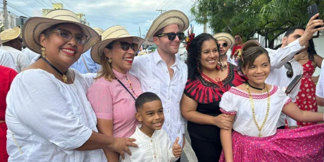 Alcalde Mizrachi Lidera Delegación en Celebración del Desfile de Carretas: Un Impulso a la Identidad Nacional