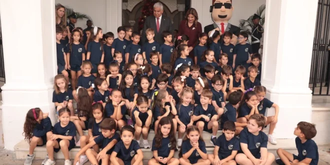 El Presidente Mulino y la Primera Dama Reciben a Niños de Prekínder y Kínder en el Palacio Presidencial