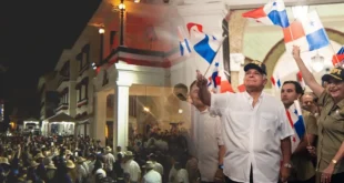 Entre banderas y tonadas patrias, el presidente Mulino celebra los 122 años de República
