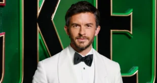 Jonathan Bailey, estrella de 'Wicked', nombrado el Hombre Más Sexy del Mundo 2025 por la revista People