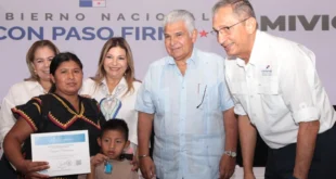 Presidente José Raúl Mulino entregando llaves de casa a familia en Chiriquí