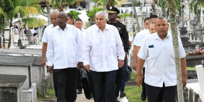 Presidente Mulino Honra a los Difuntos en Solemne Ceremonia