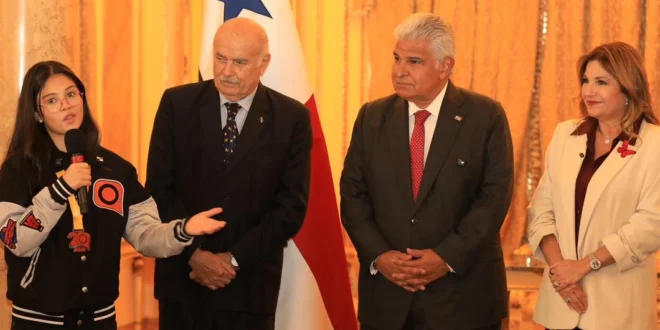 Presidente Mulino Reconoce a Estudiantes del Concurso Nacional de Oratoria 2025