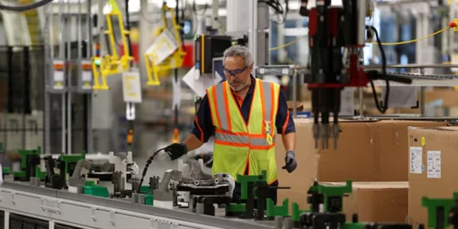 Duro revés para el empleo en EE.UU.: El sector privado pierde 32.000 puestos en noviembre, con servicios en contracción