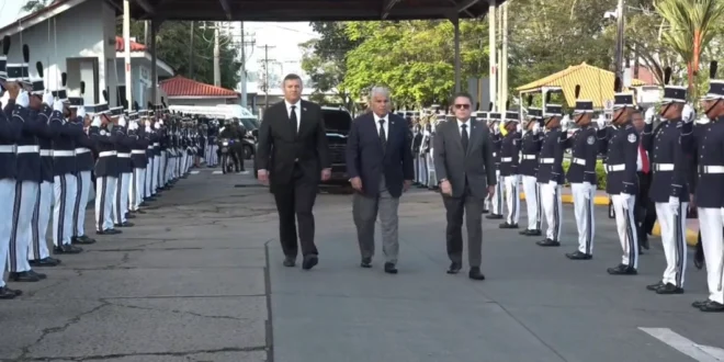 Presidente Mulino durante el homenaje póstumo al capitán Isaza Melo en la sede de la Policía Nacional