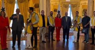 Mulino y la Primera Dama reciben a Elizabeth, la niña símbolo que inspira la Teletón 20-30