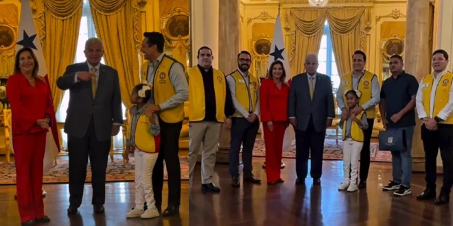 Mulino y la Primera Dama reciben a Elizabeth, la niña símbolo que inspira la Teletón 20-30