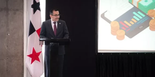 Procurador General de la Nación de Panamá rindiendo informe sobre blanqueo de capitales
