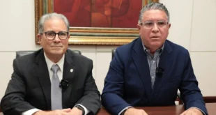 Ministro de Salud, Fernando Boyd Galindo junto al administrador de la AAUD, Ovil Moreno