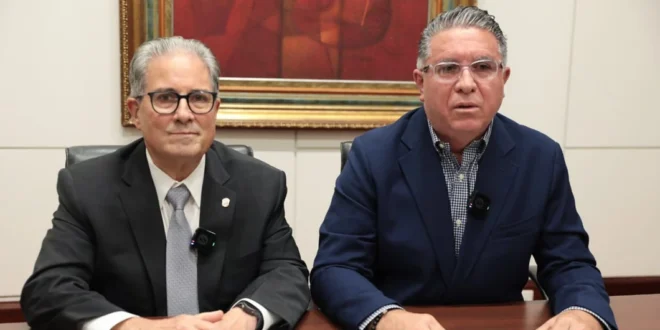 Ministro de Salud, Fernando Boyd Galindo junto al administrador de la AAUD, Ovil Moreno