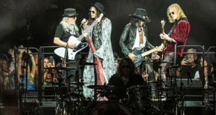 Steven Tyler y Joe Perry de Aerosmith actuando en directo durante su gira de despedida
