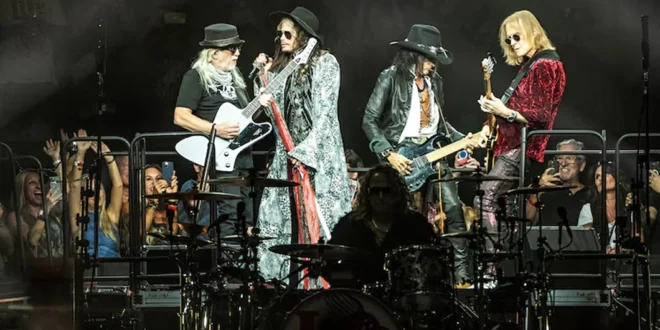 Steven Tyler y Joe Perry de Aerosmith actuando en directo durante su gira de despedida