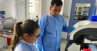 Especialistas médicos de Panamá analizando pruebas de diagnóstico de tuberculosis