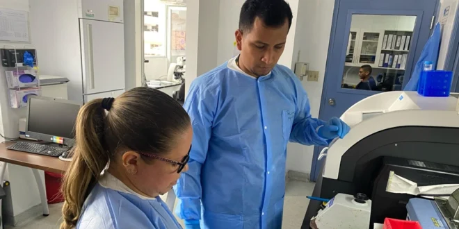 Especialistas médicos de Panamá analizando pruebas de diagnóstico de tuberculosis