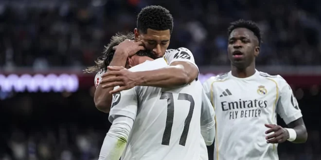 Jugadores del Real Madrid disputando un balón en un partido de la Champions League