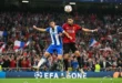Jugadores de fútbol disputando un balón en un partido decisivo de la Champions League