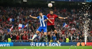 Jugadores de fútbol disputando un balón en un partido decisivo de la Champions League