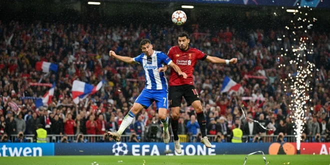 Jugadores de fútbol disputando un balón en un partido decisivo de la Champions League