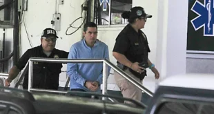 Gabriel Carrizo escoltado por funcionarios de la DIJ