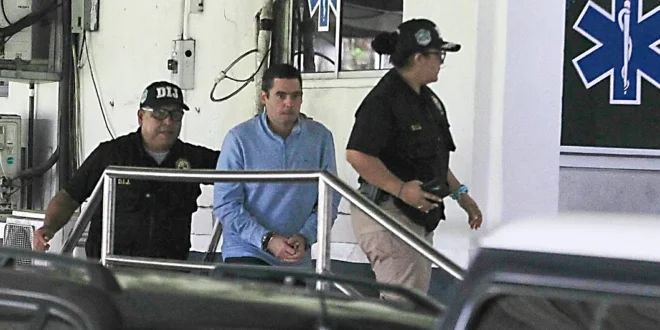 Gabriel Carrizo escoltado por funcionarios de la DIJ