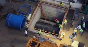 Personal de Conades realizando trabajos de interconexión en tubería de agua potable