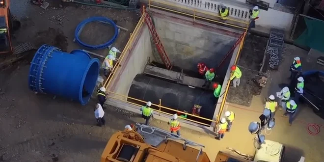 Personal de Conades realizando trabajos de interconexión en tubería de agua potable