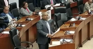 Diputado Raúl Pineda sustentando el anteproyecto de ley sobre basura en la Asamblea Nacional