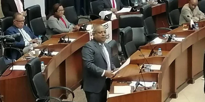 Diputado Raúl Pineda sustentando el anteproyecto de ley sobre basura en la Asamblea Nacional