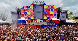 Multitud celebrando el Festival Carnavalístico Volumen Caribe 2026 en la Cinta Costera de Panamá