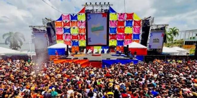 Multitud celebrando el Festival Carnavalístico Volumen Caribe 2026 en la Cinta Costera de Panamá