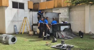 Personal atendiendo fuga de gas en el Nicolás Solano