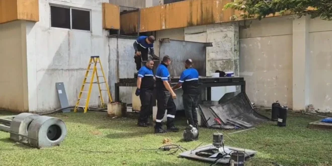 Personal atendiendo fuga de gas en el Nicolás Solano