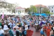 Familia disfrutando de actividades culturales y música en el Casco Peatonal de Panamá
