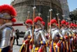 Miembros de la Guardia Suiza en formación oficial con uniformes de gala en el Vaticano