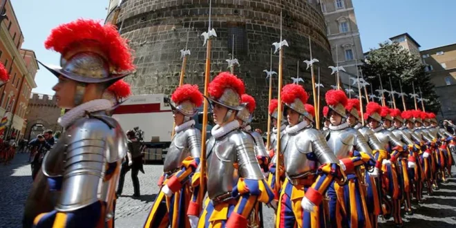 Miembros de la Guardia Suiza en formación oficial con uniformes de gala en el Vaticano