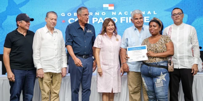 Hogares dignos: 150 familias de Herrera reciben llaves de sus nuevas viviendas de manos del Presidente Mulino